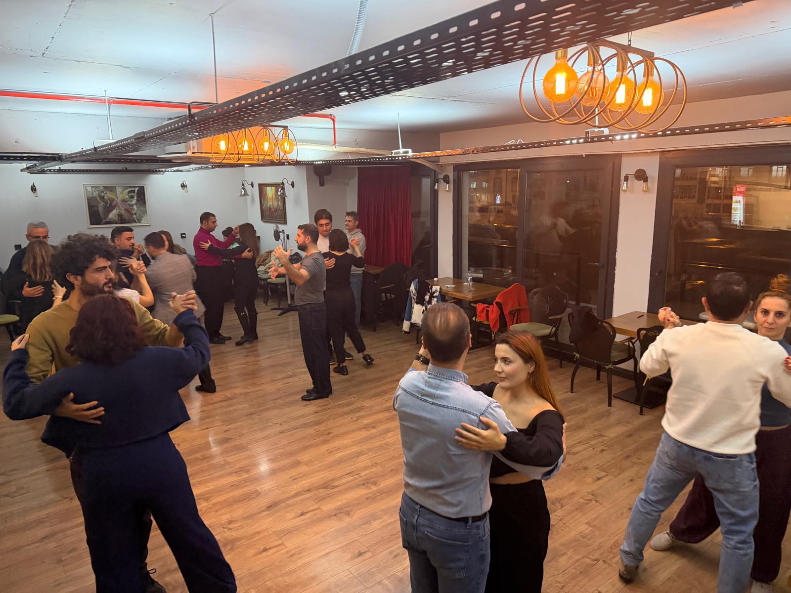Biz Bize Üyelerine Ücretsiz Arjantin Tango Dersi!